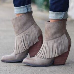 Very Volatile Neutral Fringed Ankle Boots Back Zip Womens size 8